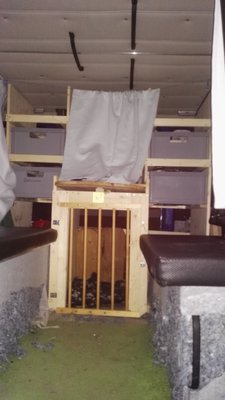 Kabine hinterer Teil. Regalsystem mit und darunter der Hundeplatz. Der Hund liebt diese Box. Er fühlt sich dort sicher und ist bei uns. Der LKW ist das einzige Auto wo er untestresst mitfährt.