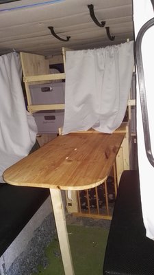 ein weitere ausziehbarer Tisch über der Hundebox. auf dem Tisch lässt sich mit wenigen Handgriffen ein kleines Videosystem mit zwei Bildschirmen und drei Paar Kopfhörern fest aufstellen....sehr bewährt um die Fahrt nochmal um zwei Stunden zu strecken