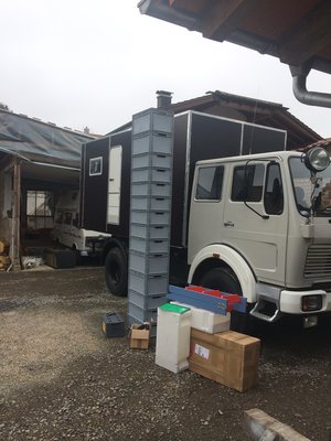 Hier Die Kisten, unsere Eingangsleiter, zwei Abwassertanks und, in dem Katon, deiner von zwei 150l Frischwassertanks