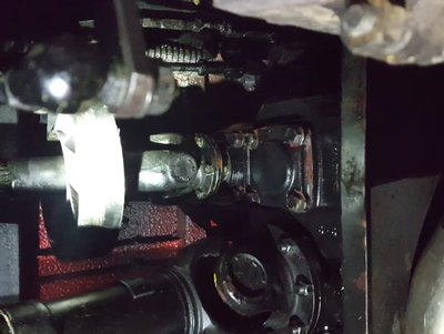 Blick auf den Nebenantrieb. Die Kardanwelle mit dem Lüfterrad geht zur Pumpe