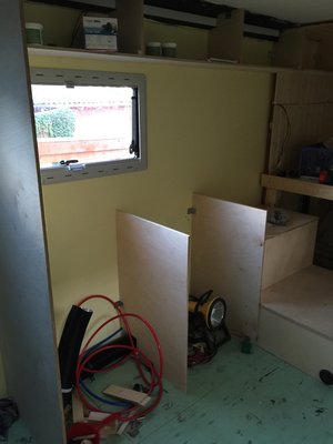 Küche und Badwand