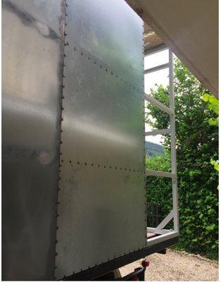 Bleche auf dem Rahmen gepunktet