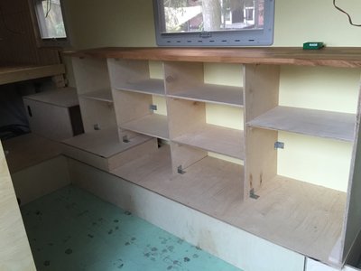 Schrank über Heizung
