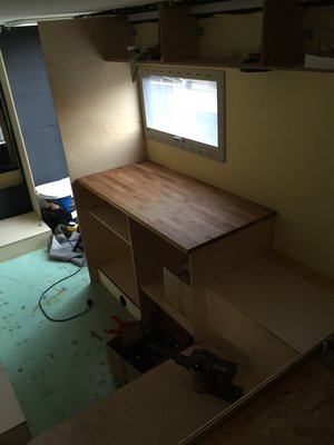 Blick vom Bett nach rechts, Küche mit Sitzbank