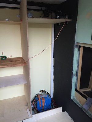 Platz für Kühlschrank und Bedienpanel