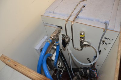 Warmwasserinstallation mit Entlüftung und Überdruckventil
