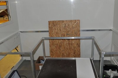 hinten an der Rückwand auf einem 40 cm hohen Podest