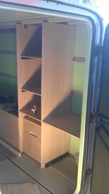 Schränke im Bau... am schluss waren da noch türen vor.. ganz vorn ist ein WR für ne 50l Kühlbox verbaut und im zweiten Fach unterm Schrank würde ein Porta Potty Platz finden....