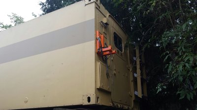 Einstieg mit Flaschenhalter... Außenleuchte mit 2 Helligkeitsstufen und verdeckt eingebautem Kückenabzug.
