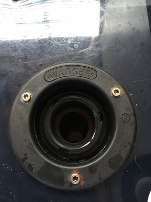 Hier geht noch ein Rohr IN den Tank hinein, auf jeden Fall länger als mein Finger