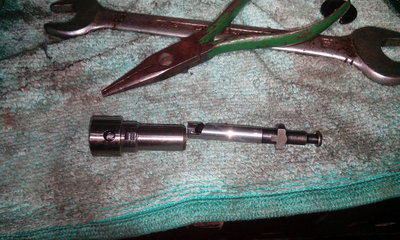 Die Pumpenelement saßen so fest ineinander das ich sie von Hand nicht auseinanderziehen konnte. <br />Mit einen Messing Stift und Uhrmacher Hammer habe ich sie auseinander bekommen. Ebenfalls alles gereinigt und sie liefen auch wieder. Das ging durch verdrehen des Pumpenkolben gut, die Steuerkante hat die Verunreinigungen aufgenommen. Dann den Pumpenkolben wieder raus und sauber gemacht. Das ganze so lange wieder holt bis er gleichmäßig nur durch sein Eigengewicht in die Führung gleitet.<br />Ich denke das halbe Jahr ohne Diesel in den Pumpenelementen war zu lang und es hat sich Korrosion gebildet. Ganz feine braune Punkte waren zu sehen.<br />Ich wohne 300m vom Deich entfernt und habe nur eine Blechgarage zur Verfügung. Also Salzhaltige Luft und Kondenswasser. Alles andere als ideal.