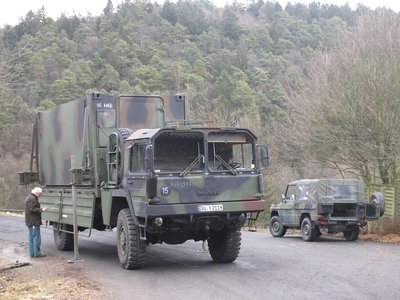 umladen auf Autoanhänger da er sonst nicht unter das Dach geht mit LKW