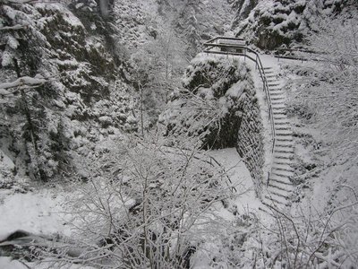 Wasserfall Allerheiligen (ganz links unten gerade so zu erkennen...). man läuft aber immer am Wasser entlang