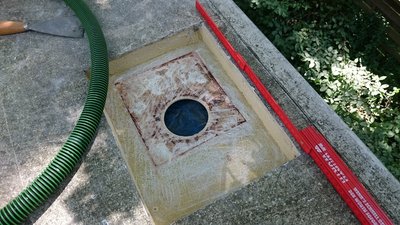 Metallklotz und Schaum entfernt