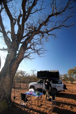 Auf dem Parkplatz bei den San, Grootfontein/Namibia am Tag