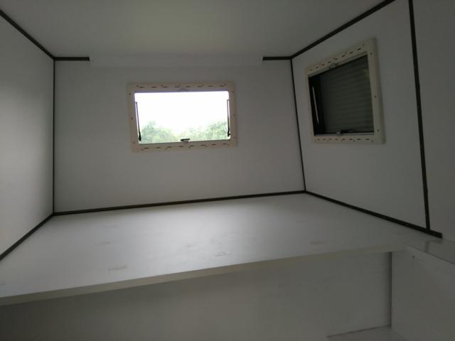 Podest wird das Festbett 160 x 220cm , darunter ist das Reserverad und viel Stauraum.