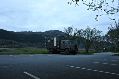 Parkplatz an einer alten Brücke