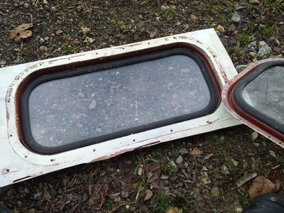 Wand mir Aussenfenster, innere Scheibe ausgebaut.