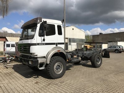 Fahrgestell beim Fahrzeugbauer zur Montage des Zw-Rahmen´s und Box