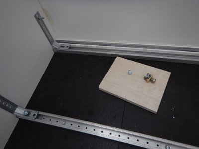 Befestigung an Aluschienen mit Nutsteinen