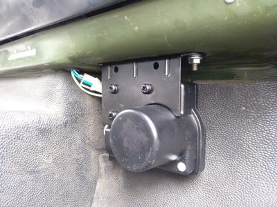 elektrischer Servo im Beifahrer-Fussraum, Bowdenzug Abgang nach unten