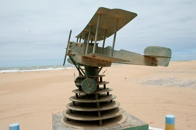 Tarfaya .Das alte Denkmal des Postfliegers Antoine de Saint Exupèry wurde erneuert . guckst du im Därrschen .