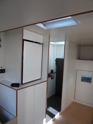 Kühlschrank und Garderobe