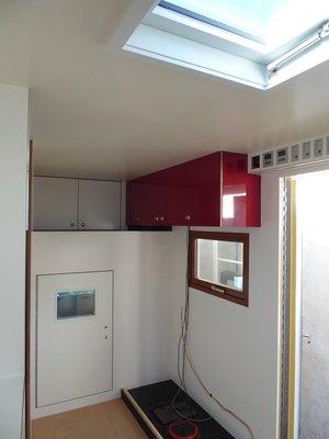 Küchenoberbauten und Schränke im Alkoven