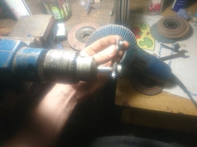 Bohrmaschine im Schraubstock eingespannt, dann im laufenden Betrieb mit der Fächerscheibe Material vom Schaft bis zum Originalmaß abgetragen.