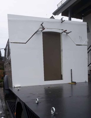 Vorderwand Innenansicht mit Durchgang zur Doka