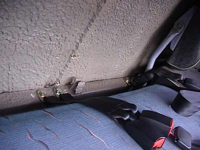 Magirus Gurtschlösser Befestigung Fahrerhaus.jpg