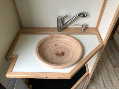 ...der Waschtisch kann nach oben geklappt und dort arretiert werden, Waschbecken noch nicht ganz fertig