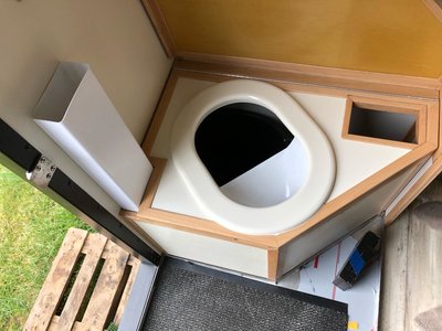 ...links der Flachkanal der noch bis oben weitergeführt wird, unten (vedeckt) ist der der 24V-Lüfter eingebaut, bei richtigem Anschluss pustet der (und saugt nicht, hihi)