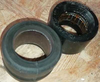 links altes Lager, rechts neues Lager (natürlich gesäubert vor dem Einbau)