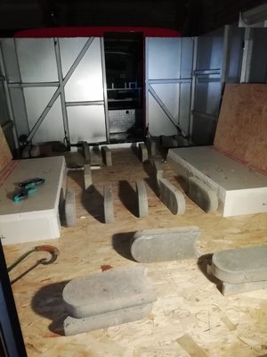 Steine zum beschweren bis der Kleber hält.