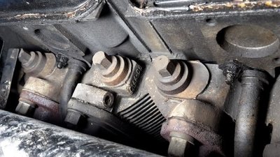 Motor_Undicht_08-1.jpg (67.56 KiB) 3863 mal betrachtet die beiden hinteren Diesel-Rücklaufleitungen, Anschlüsse oben