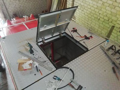 Eingebaute umgebaute Dachluke (gestützt durch Gasdruckdämpfer)
