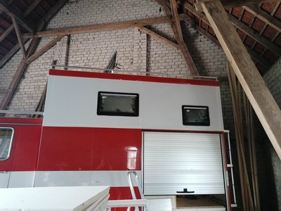 Rote Zierstreifen am Dach