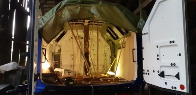 20201016_083922.jpg (121.64 KiB) 7975 mal betrachtet An alle Wände und Decke werden Abstandsleisten 10mm geklebt. Später kommt darauf eine Sperrholzlage. Zwischen den Leisten verbleibt ein Luftspalt durchgehend vom Boden zur Decke. Die Leisten an der Decke werden so angeordnet, das ein Kanal in Fahrzeuglängsrichtung ensteht. Jeweils vorne und hinten ist dann eine Öffnung, wo mittels kleinem Lüfter die feuchte Luft heraus gesaugt wird.