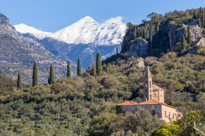 Alte Kirche von Kardamyli vor dem Taygetos Gebirge