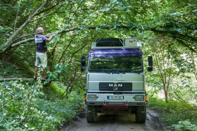 Unterwegs auf Nebenstrecken ... da muss manchmal ausgesägt werden!