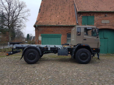 LKW mit Zwischenrahmen und lackiert.jpg