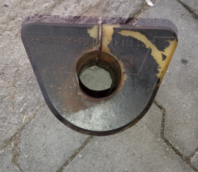 Die Bohrungen sind inzwischen Oval und haben schon die ersten Risse