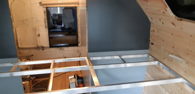 20210630_133037.jpg (91.02 KiB) 6015 mal betrachtet Dann war der Sommer da und das Bett mußte schnell noch rein. Untergestell aus Alu-Winkelprofilen zusammen genietet.