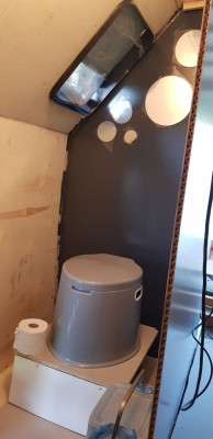 photo_2021-05-19_17-59-23.jpg (77.18 KiB) 6015 mal betrachtet Das Eimerklo tuts fürs erste, später wird da eine Airhead Trockentrenntoilette stehen.