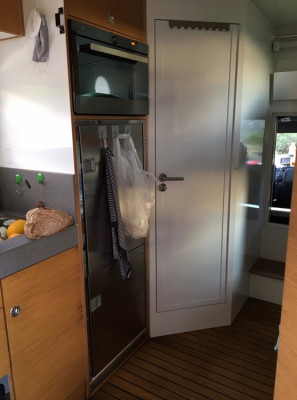 Küche, Kühlschrank, Gefrierschrank, Backofen, Badtüre vorne links