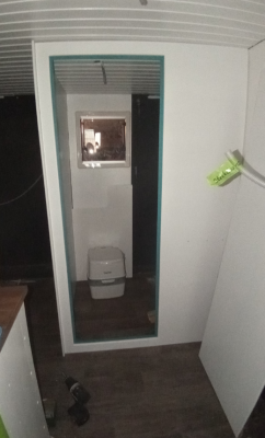 Unter dem Fenster steht das ToiToi, ich denke für die erste Zeit sollte das Porta-Potti-WC ausreichen.