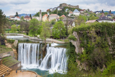 Wasserfall und Burgberg in Jajce/Bosnien
