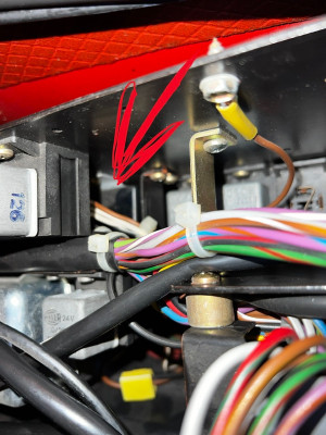 2D25558F-8F12-4070-991F-8A5F8C828859.jpeg (336.82 KiB) 2033 mal betrachtet Von oben bei ausgebautem Handschuhfach