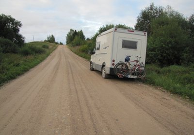 Feldweg über etwa 40 Kilometer von Madona nach Jekapils in Lettland - dank dem schlauen Navi + dem Dummen, der nicht die Karte bemüht hatte
